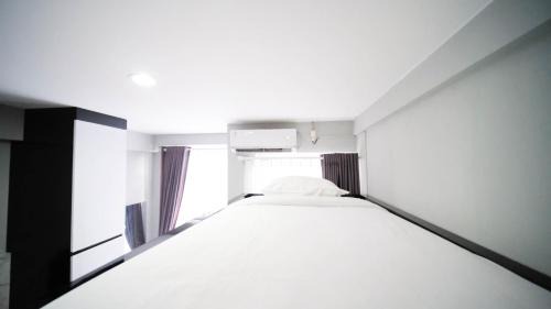 Surabaya Apartment | Cozy Living Studio at Bale Hinggil Apartment By Travelio