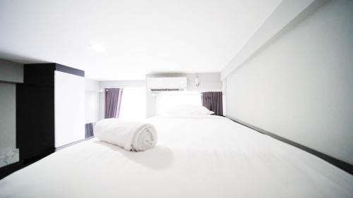 Surabaya Apartment | Cozy Living Studio at Bale Hinggil Apartment By Travelio