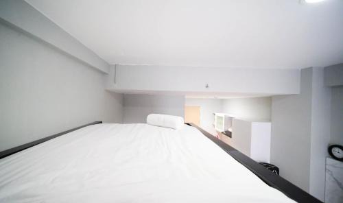 Surabaya Apartment | Cozy Living Studio at Bale Hinggil Apartment By Travelio