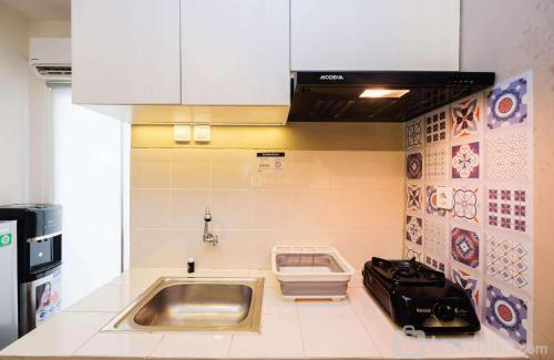 Depok Apartment | Cozy Living Studio Room at Cinere Resort Apartment By Travelio