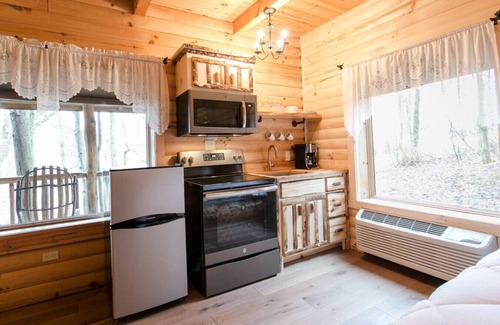 Millersburg Apartment | Cozy Lodge Fireplace Suite in Ohio's Amish Country