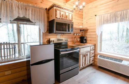 Millersburg Apartment | Cozy Lodge Fireplace Suite in Ohio's Amish Country