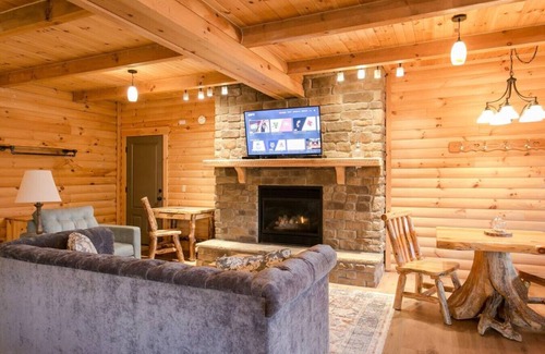 Millersburg Apartment | Cozy Lodge Fireplace Suite in Ohio's Amish Country