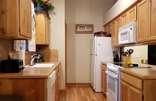 Branson West Cabin | Cozy Lodge with private hot tub in gated golf resort near Silver Dollar City