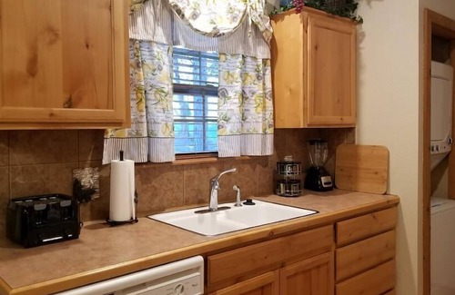 Branson West Cabin | Cozy Lodge with private hot tub in gated golf resort near Silver Dollar City