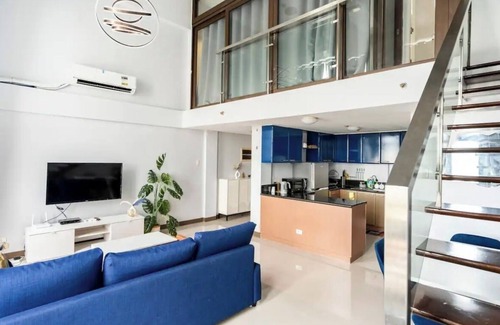 Bagumbayan Apartment | Cozy Loft Apartment in Eastwood City - 5 mins walk to the mall, with pool & gym!
