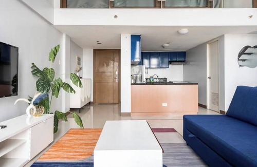 Bagumbayan Apartment | Cozy Loft Apartment in Eastwood City - 5 mins walk to the mall, with pool & gym!