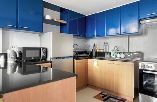 Bagumbayan Apartment | Cozy Loft Apartment in Eastwood City - 5 mins walk to the mall, with pool & gym!