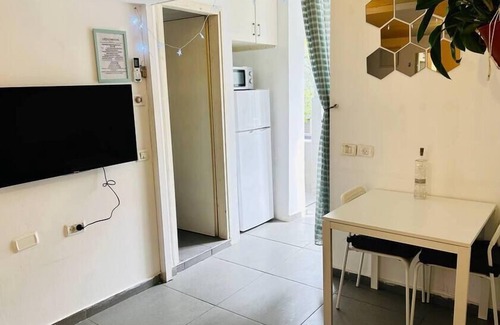 Florentin Apartment | Cozy Loft+Balcony In Florentin, Levinsky Market