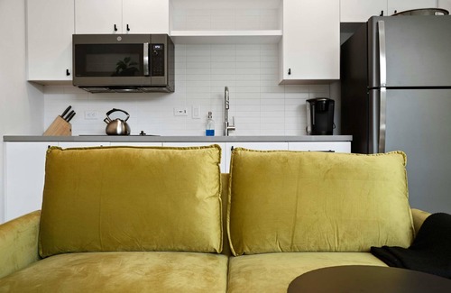 East Cesar Chavez Apartment | Cozy Loft in ATX - Queen Bed