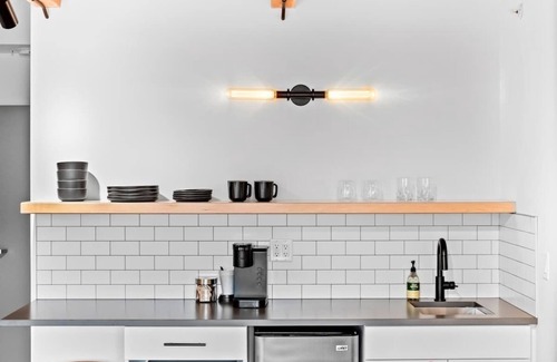 West Central Apartment | Cozy loft in Kendall Yards Suite-4