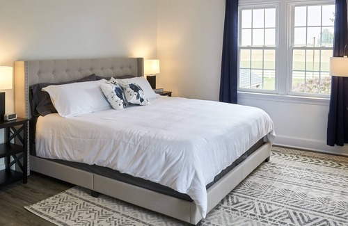 Gordonville Apartment | Cozy Loft w/ outside deck, wicker furniture / minutes to Kitchen Kettle