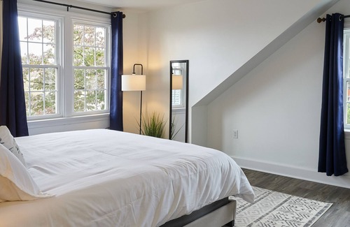 Gordonville Apartment | Cozy Loft w/ outside deck, wicker furniture / minutes to Kitchen Kettle