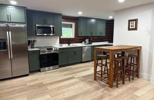 Bellevue Cabin | Cozy log cabin, 25 mins to Broadway