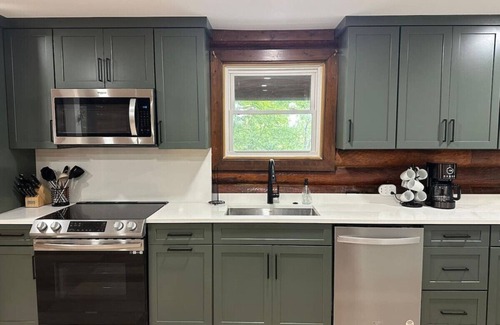 Bellevue Cabin | Cozy log cabin, 25 mins to Broadway