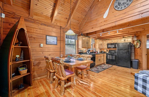 Sevierville Cabin | Cozy Log Cabin-Hot Tub-Fire-Pit-Pond-CLEAN-Dollywood-Soaky Water Park-Dollywood