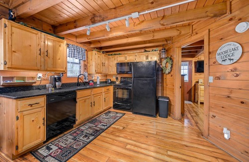 Sevierville Cabin | Cozy Log Cabin-Hot Tub-Fire-Pit-Pond-CLEAN-Dollywood-Soaky Water Park-Dollywood