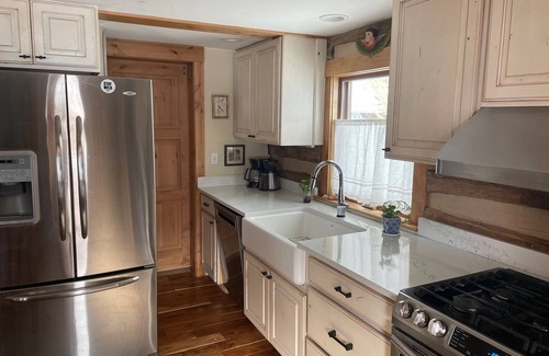 Alpine Northwest House | Cozy log cabin in Alpine close to lake with water views!