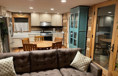Alpine Northwest House | Cozy log cabin in Alpine close to lake with water views!