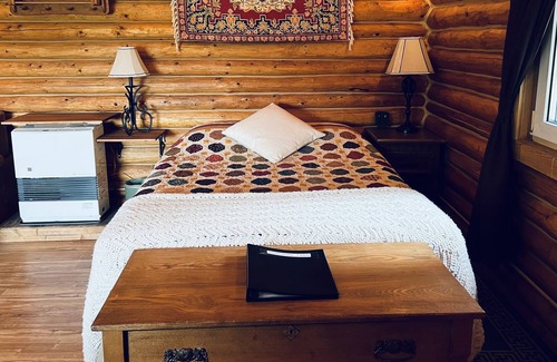 Fairbanks Cabin | Cozy Log Cabin on Historic Dog Sledding Property