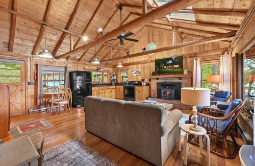 Le Roy Cabin | Cozy log cabin with amazing lake views!