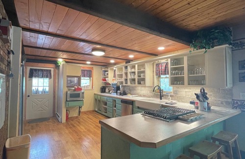 Columbia Falls House | Cozy log home sleeps 14 in beds 5.5 baths near Glacier Park and Whitefish Resort