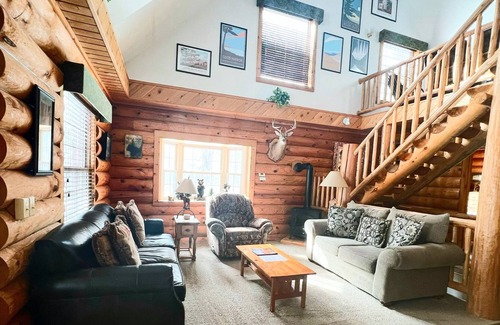 Honor Cabin | Cozy log home with lake access and near the Trading Post. Pet Friendly.