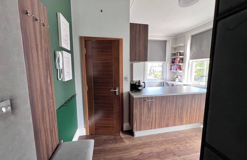 Fortis Green Apartment | Cozy London Apartment With Great Location