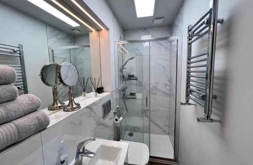 Coppetts Apartment | Cozy London Apartment with Great Location