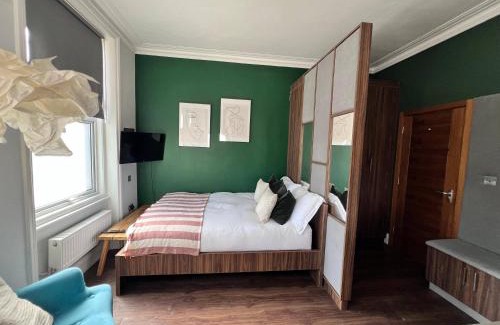 Coppetts Apartment | Cozy London Apartment with Great Location