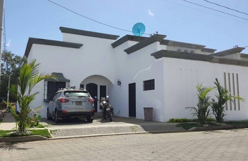 Leon Apartment | cozy lovely white new house 2 minutes to the mall and gas station