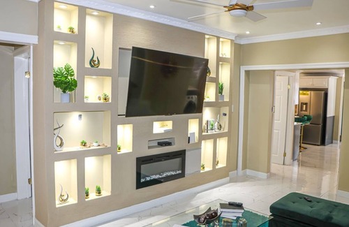 Green Island House | Cozy Luxury Hideaway With Free Wifi,Parking,Swimming Pool&Jacuzzi Near Negril 3b