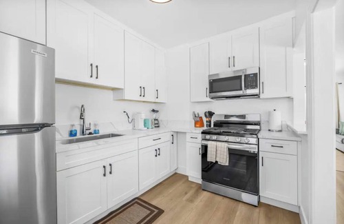 Ocean Beach House | Cozy Luxe Cottage in the Heart of Ocean Beach: AC, Yard, Parking