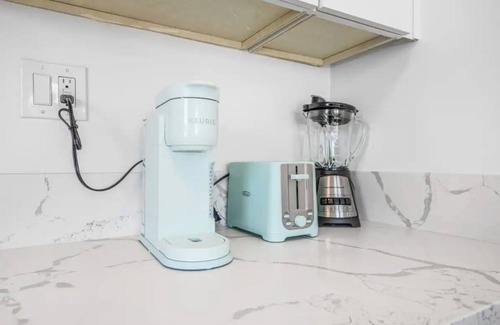 Ocean Beach House | Cozy Luxe Cottage in the Heart of Ocean Beach: AC, Yard, Parking