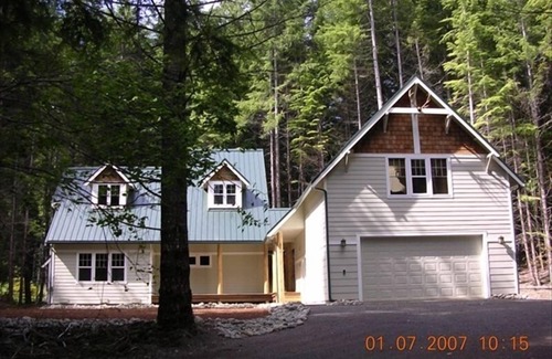 Enumclaw House | Cozy, Luxurious Mountain Home Near Mt. Rainier, Ski Resort