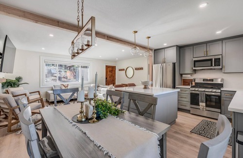 Tahoe Island House | Cozy & Luxury 2 BR SFH, Prof Clean. Book FUN now