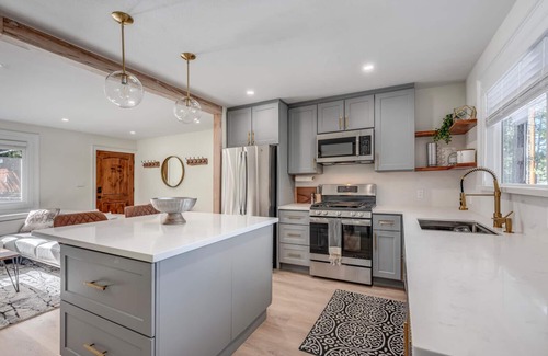 Tahoe Island House | Cozy & Luxury 2 BR SFH, Prof Clean. Book FUN now