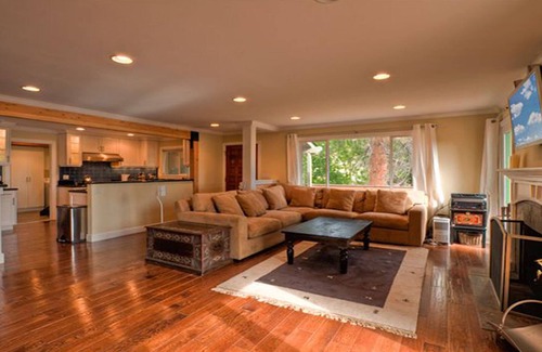 Upper Kingsbury House | Cozy Luxury Cabin Hot Tub, Views, Steam Shower, Trails 5 min to Town & Beaches