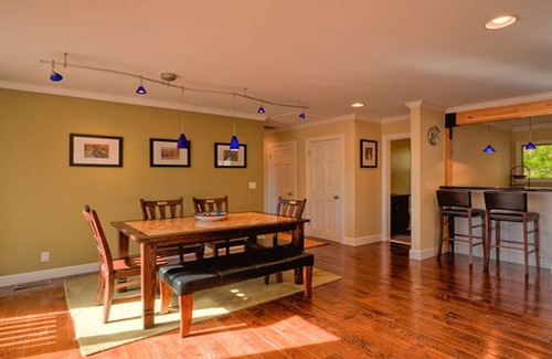 Upper Kingsbury House | Cozy Luxury Cabin Hot Tub, Views, Steam Shower, Trails 5 min to Town & Beaches