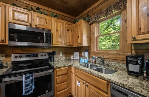 Sevierville Cabin | Cozy Luxury Cabin: Perfect Location!