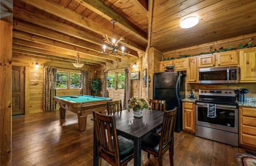 Sevierville Cabin | Cozy Luxury Cabin: Perfect Location!