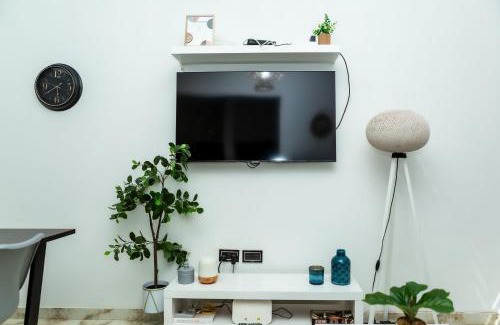Accra Apartment | Cozy Luxury - East Legon Apt - WiFi, Netflix & AC