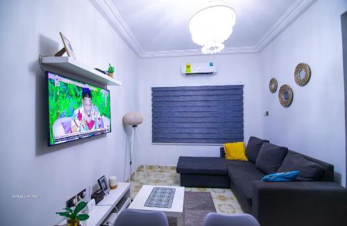 Accra Apartment | Cozy Luxury - East Legon Apt - WiFi, Netflix & AC