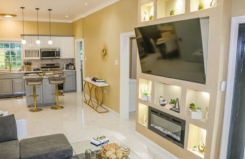 Green Island House | Cozy Luxury Hideaway With Free Wifi,Parking,Swimming Pool&Jacuzzi Near Negril