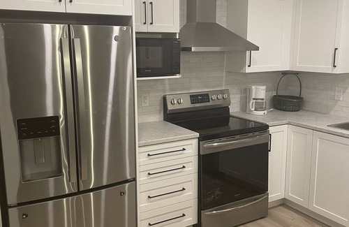Dieppe House | Cozy luxury vacation home! 3 bedrooms + Full Unit + Patio + Laundry + Kitchen