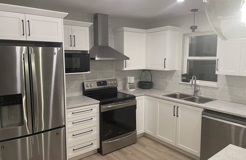 Dieppe House | Cozy luxury vacation home! 3 bedrooms + Full Unit + Patio + Laundry + Kitchen
