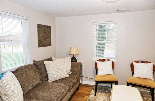 Maiden House | Cozy Maiden Country Home - 3 Bedroom with Backyard Deck
