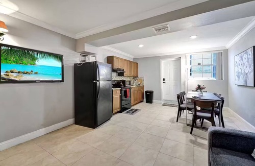 Golden Glades Apartment | Cozy Miami Apt - TOP RATED! ! !