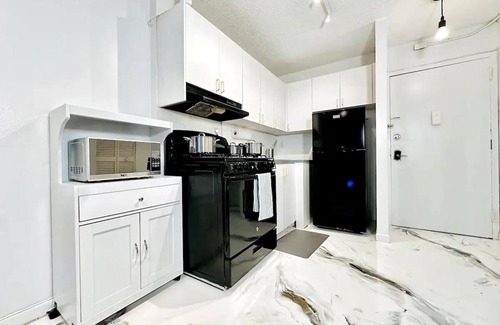 Flamingo/Lummus Condo | Cozy Miami South Beach Condo w. Full Kitchen- 2 blocks to beach!
