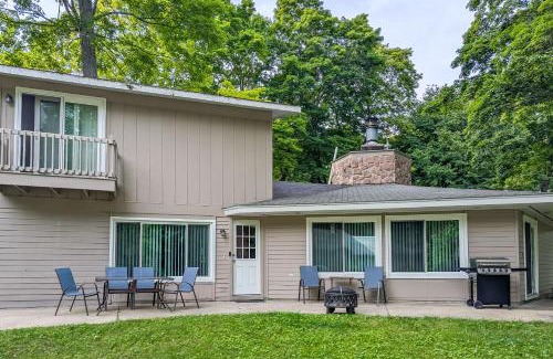 Charlevoix House | Cozy Michigan Retreat - Walk to Lake Charlevoix!